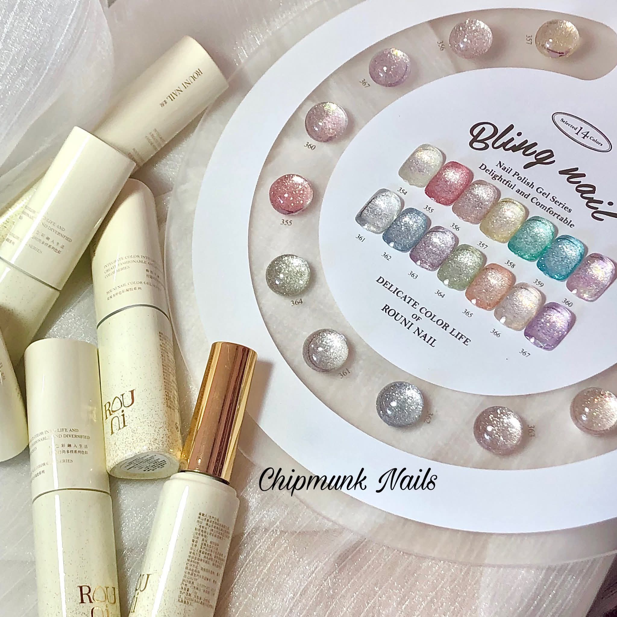 Thợ làm móng đang chăm sóc móng cho khách tại tiệm nail Nha Trang - Chipmunk Nails